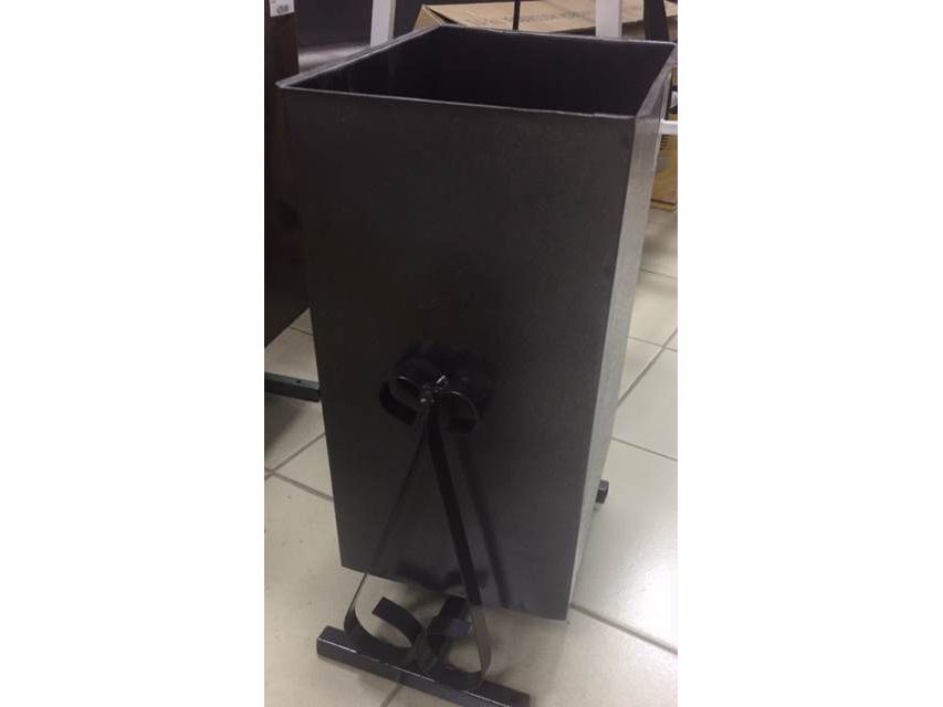 Урна поворотная с вензелями металл - фото в Миди Лтд Изображение товара Урна поворотная с вензелями металл в Миди Лтд